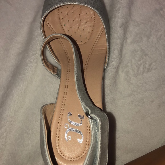 Low- pointed heels - Picture 3 of 4